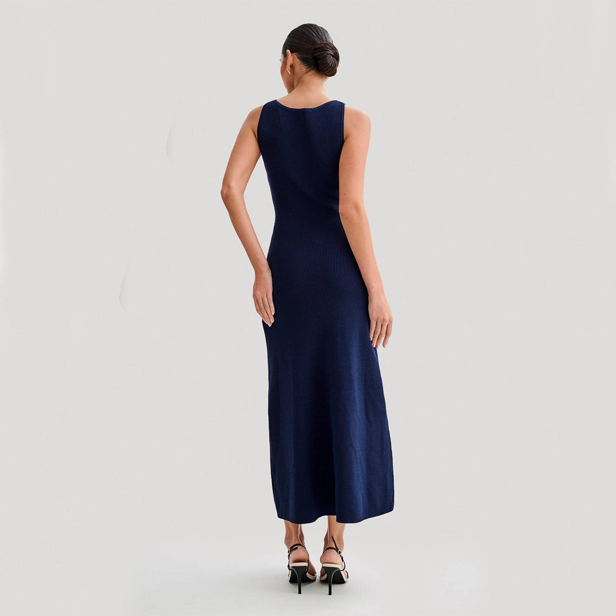 Robe Longue Élégante en Maille – Sans Manches & Boutonnée